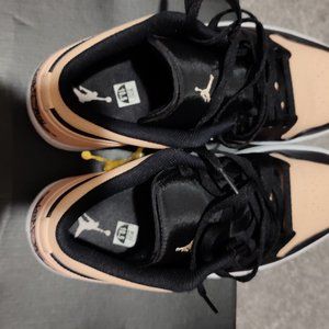 Jordan low 1 crimson tint